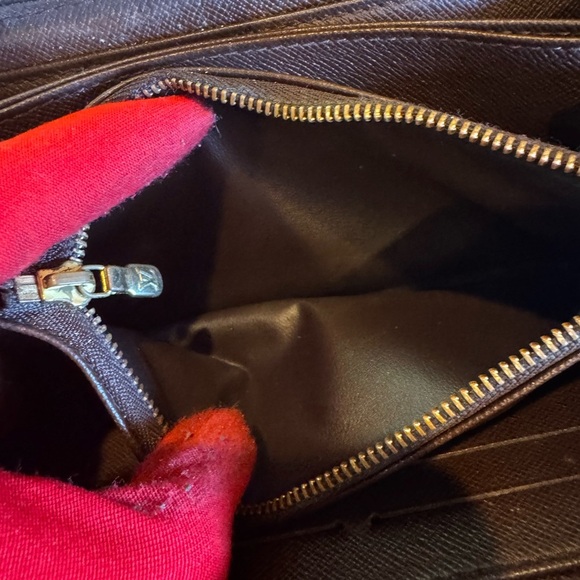 Louis Vuitton
Damier Pattern Zippy Wallet - Picture 8 of 17